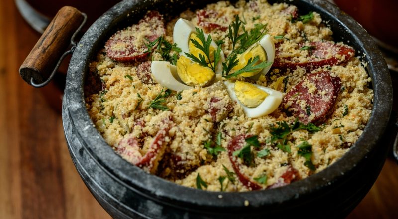 Como fazer farofa de calabresa