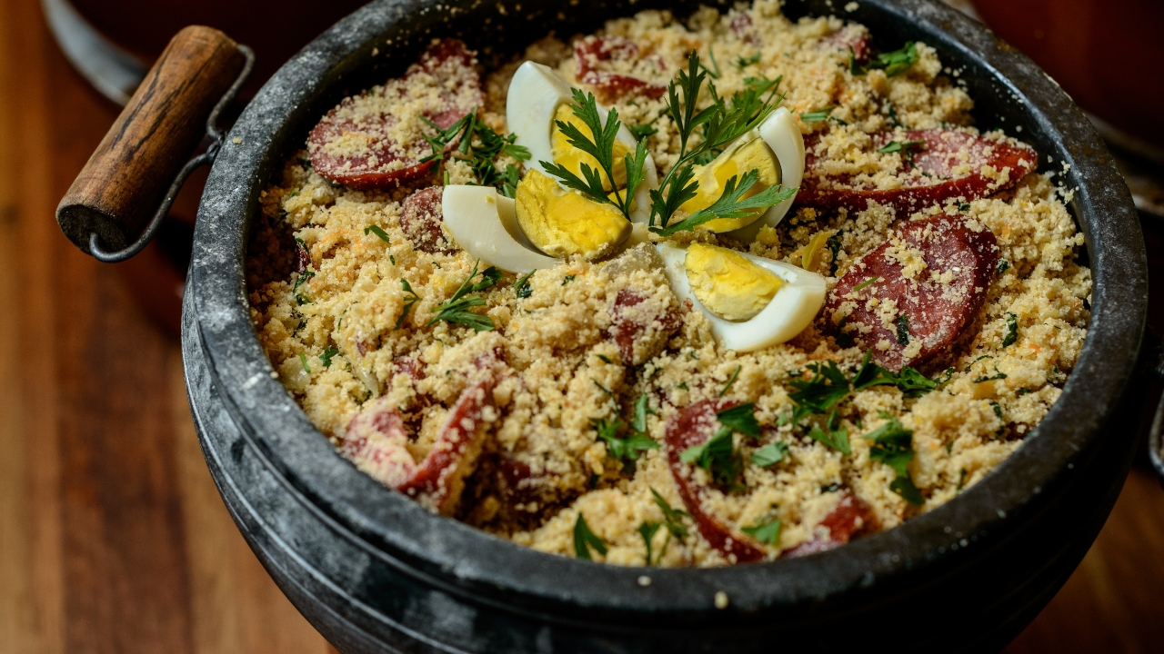 Como fazer farofa de calabresa