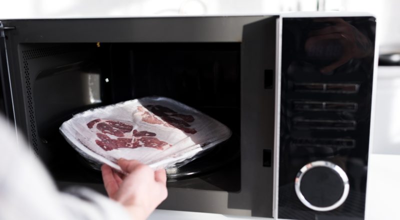 Pode descongelar carne no micro-ondas com plástico