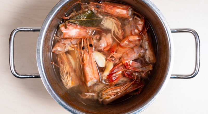 Como fazer caldo de camarão com as cascas e cabeça