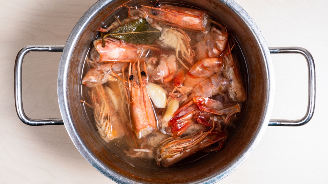 Como fazer caldo de camarão com as cascas e cabeça