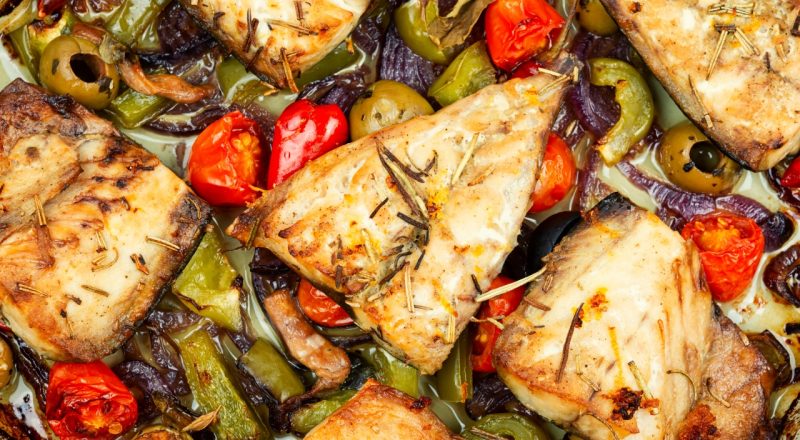 Filé de peixe ao forno com legumes