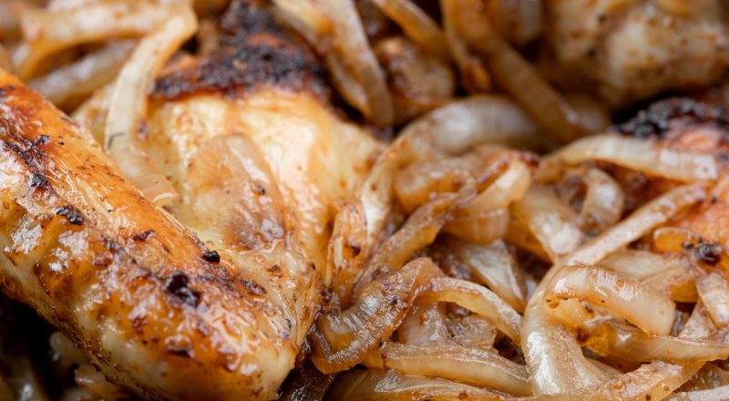 Frango com cebola caramelizada