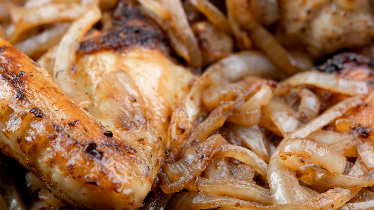 Frango com cebola caramelizada
