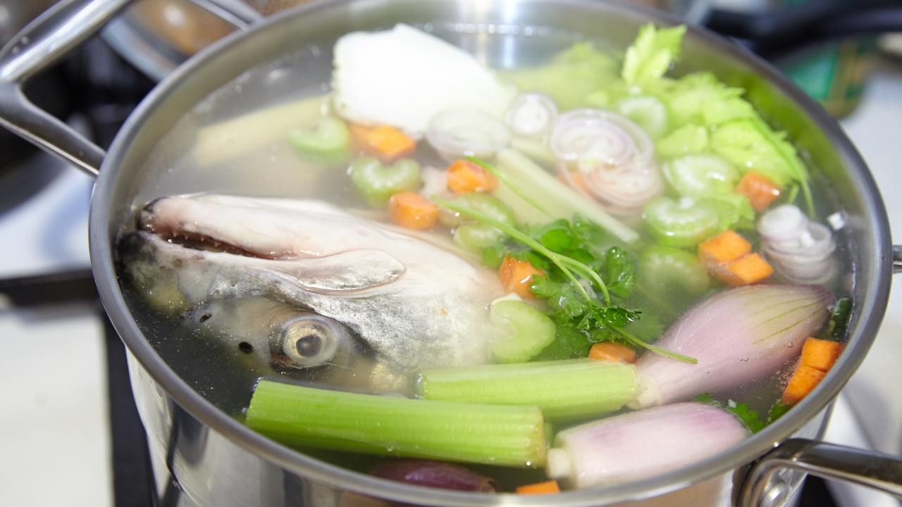 Como fazer caldo de peixe com a cabeça