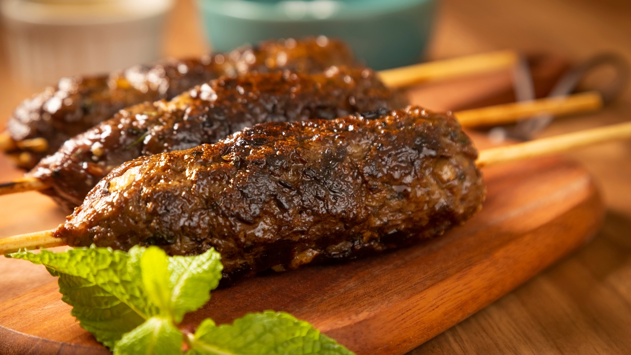 Kafta no forno com creme de cebola