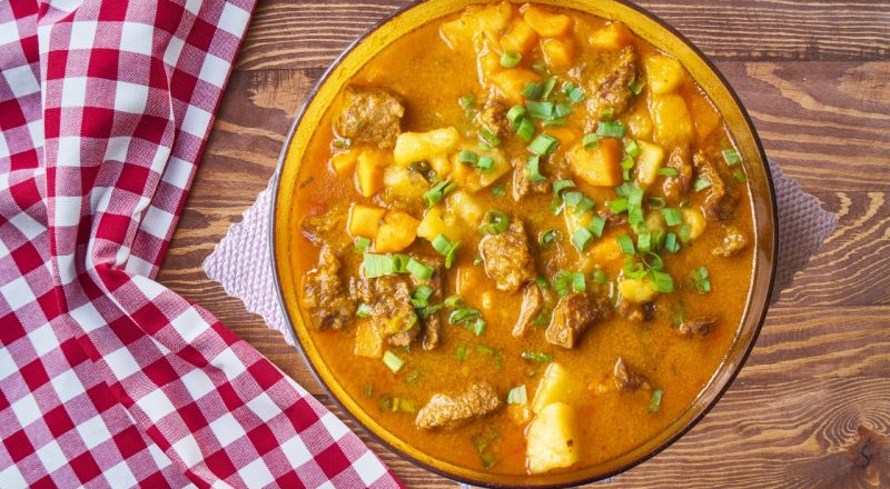 Carne de porco na panela de pressão com batata