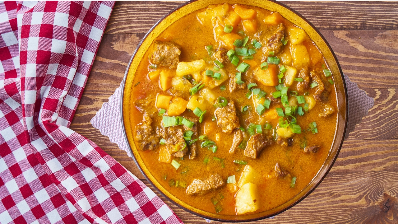 Carne de porco na panela de pressão com batata