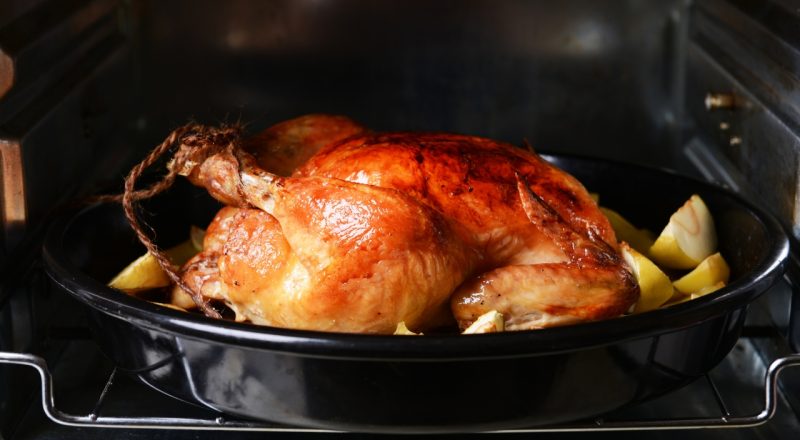Como esquentar frango assado inteiro no forno