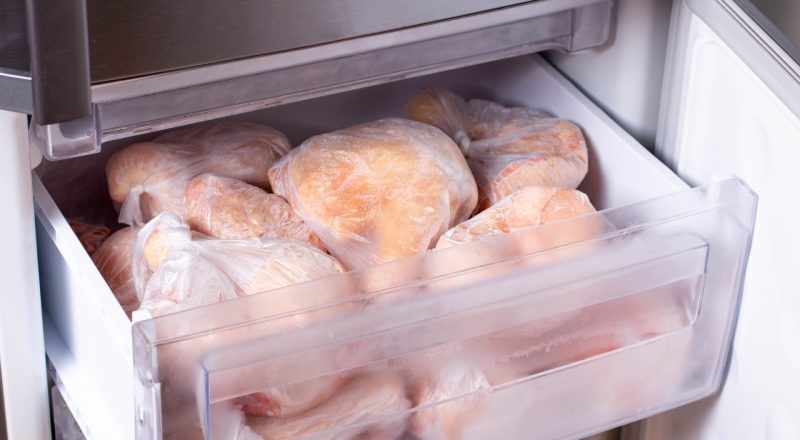 Quanto tempo o frango pode ficar na geladeira descongelado