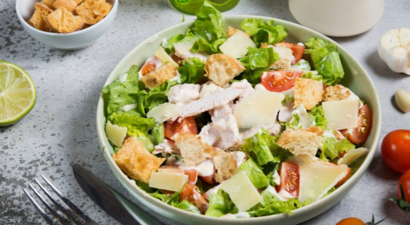 Salada com frango simples
