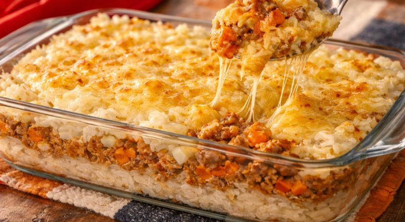 Arroz de forno com carne moída e creme de leite