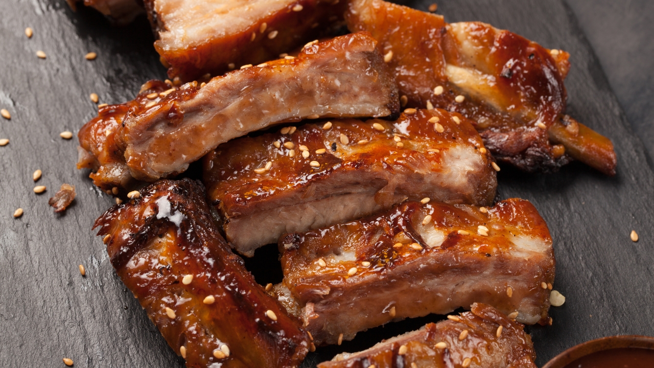 Costelinha ao molho barbecue na panela normal