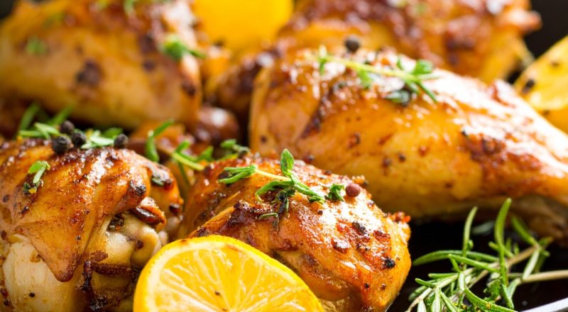 Sobrecoxa de frango com creme de cebola e maionese